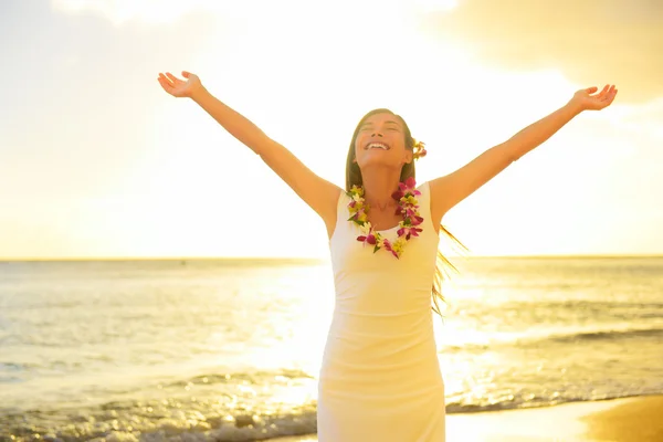 Mujer libre en Hawaii playa puesta de sol — Foto de Stock