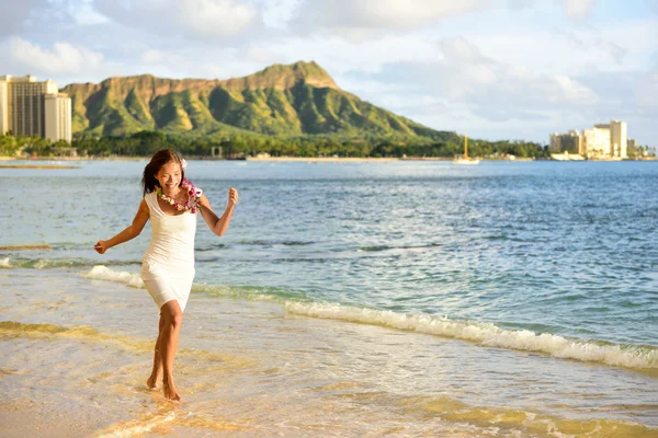 Frau hat Spaß am Strand von Waikiki — Stockfoto