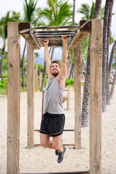 Fitnessmann auf Affenstangen — Stockfoto