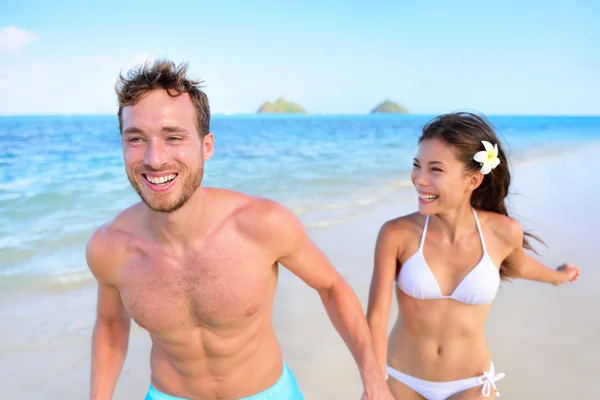 Couple s'amuser sur la plage — Photo