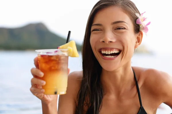 Vrouw Mai Tai hawaiian drankje drinken — Stockfoto