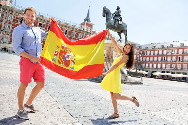 Personas que muestran la bandera de España en Madrid — Foto de Stock