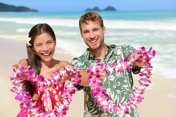 Pessoas havaianas mostrando colares de flores de leis — Fotografia de Stock