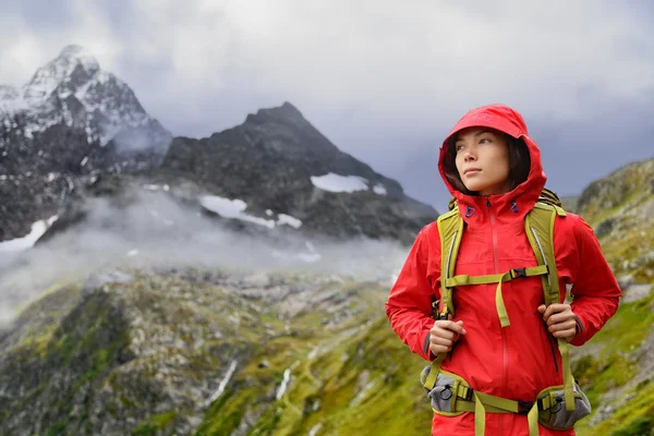 Wanderin in den Schweizer Bergen — Stockfoto