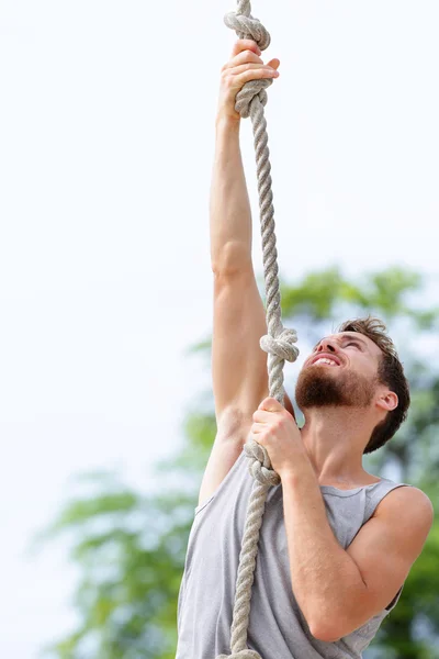 Hombre entrenamiento cruzado escalada cuerda —  Fotos de Stock
