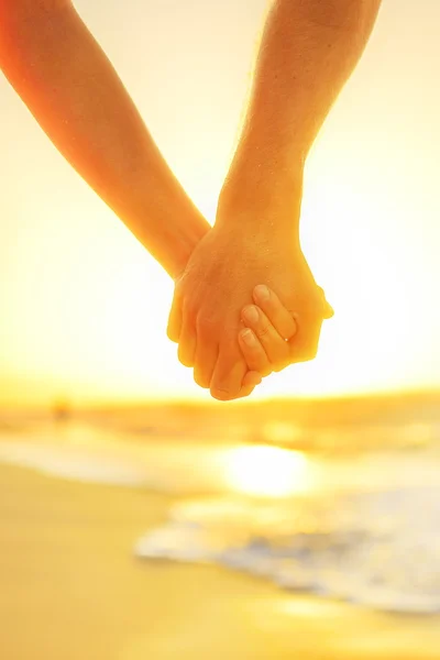 Couple amoureux tenant la main — Photo