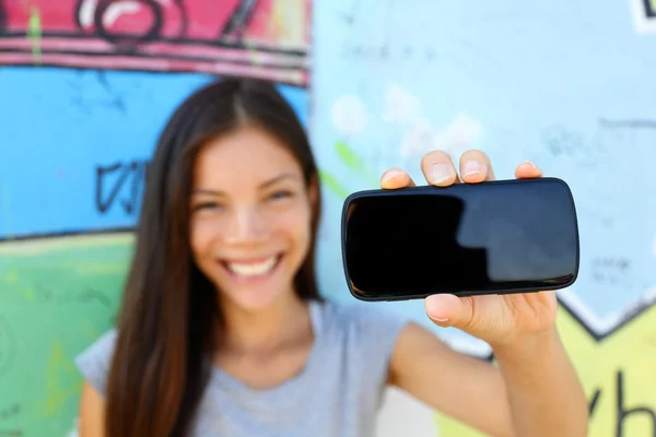 Junge ethnische Frau zeigt Bildschirm — Stockfoto