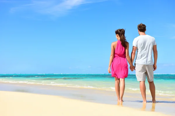 Casal na praia tropical — Fotografia de Stock