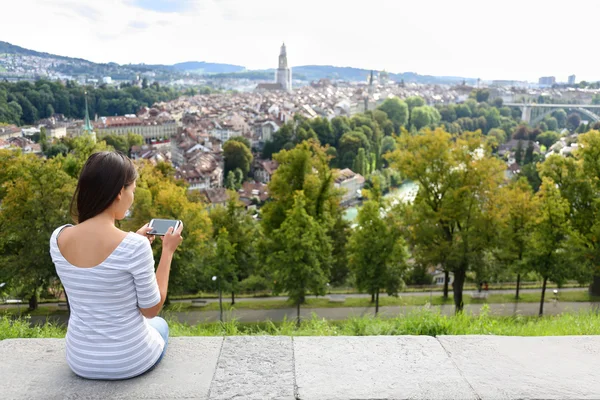 Turist med smart telefon kamera i Bern — Stockfoto