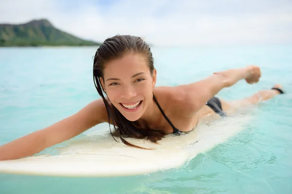 Surfer vrouw surfen plezier — Stockfoto