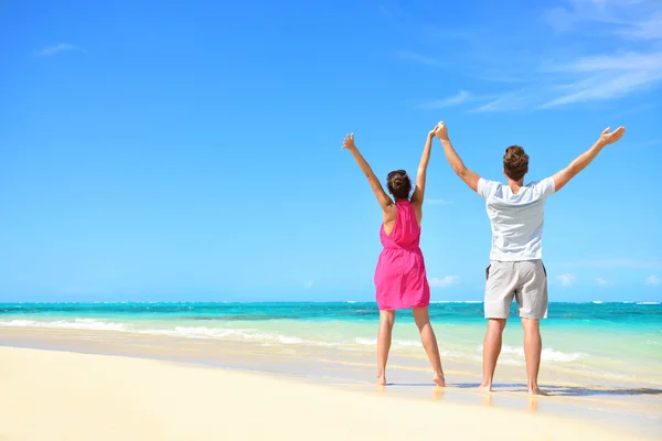 Couple cheering on perfect beach — Stock Photo, Image