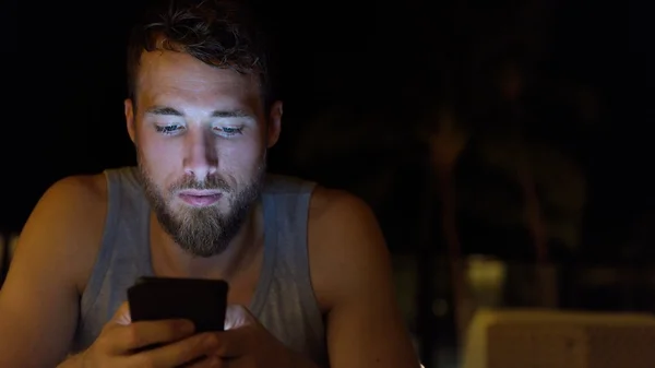 Homem usando smartphone à noite — Fotografia de Stock