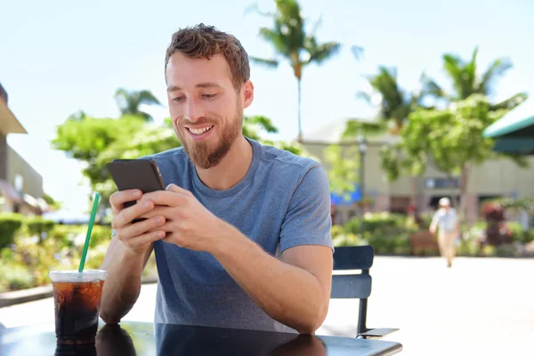 Adam akıllı telefon kullanarak Cafe — Stok fotoğraf