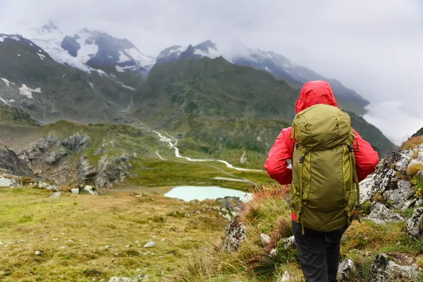 Caminante mujer en caminata en las montañas —  Fotos de Stock