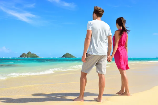 Couple plage regardant l'océan — Photo