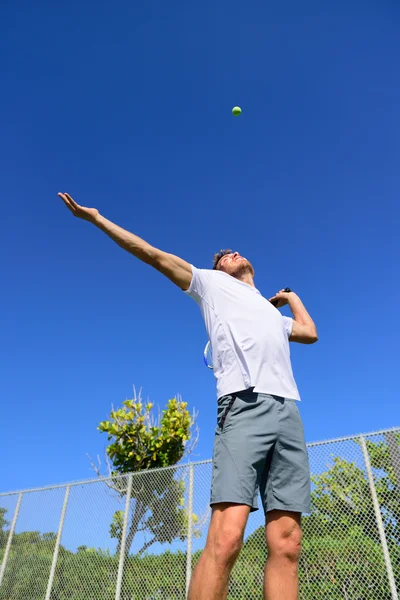 Tennis player serving playing outdoors — Stock Photo, Image