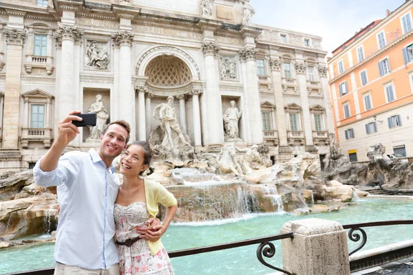Tourist couple on travel taking selfie — Stock Photo, Image