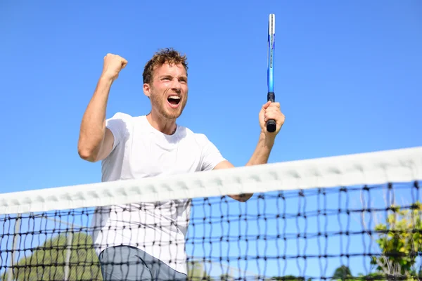 Mannlig idrettsutøver på tennisbane utendørs – stockfoto