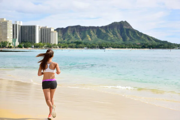 Kobieta działa jogging na plaży — Zdjęcie stockowe