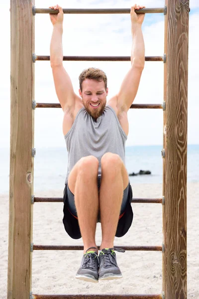 クロス フィットのバーの男トレーニング腹筋 — ストック写真