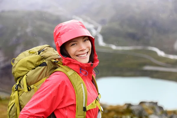 Vrouw wandelen met rugzak — Stockfoto