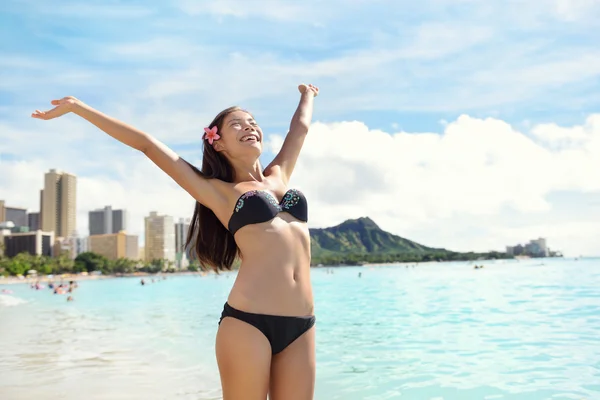 Žena v plavkách šťastný a zdarma na Waikiki — Stock fotografie