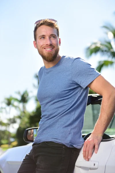 Hombre de pie junto a un convertible gris —  Fotos de Stock