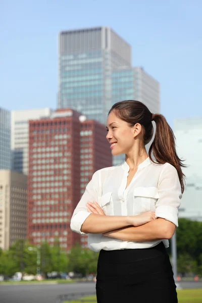 Mujer de negocios asiática feliz en Tokio —  Fotos de Stock