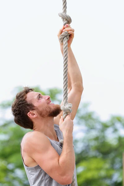 Crossfit homem fazendo corda trepar treino de escalada — Fotografia de Stock