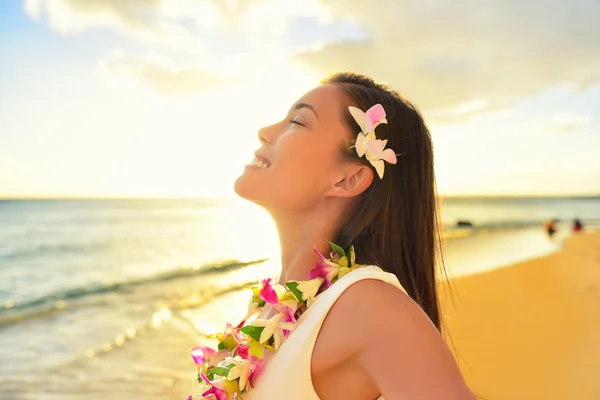 在夏威夷的海滩上快乐无忧无虑的女人 — 图库照片