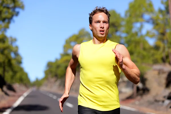 Manliga friidrottare löpare utbildning på hastighet — Stockfoto