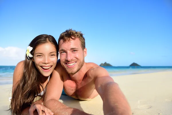 Coppia sulla spiaggia prendendo selfie — Foto Stock