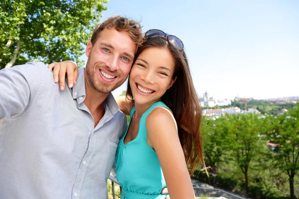 Casal turistas tomando selfie viagem — Fotografia de Stock