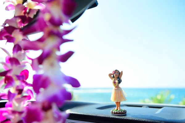 Hula chica bailando en el salpicadero — Foto de Stock