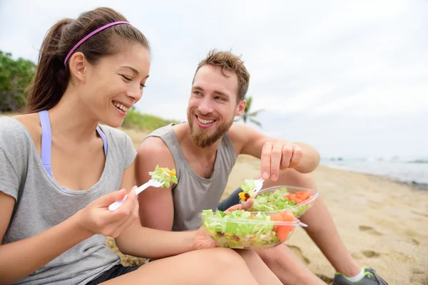 Personas comiendo ensalada saludable para el almuerzo —  Fotos de Stock