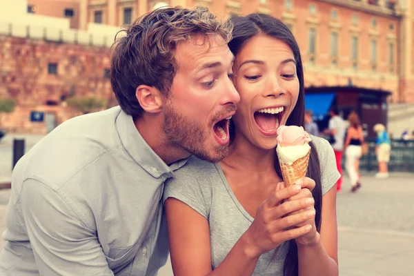 Coppia giocosa mangiare gelato — Foto Stock