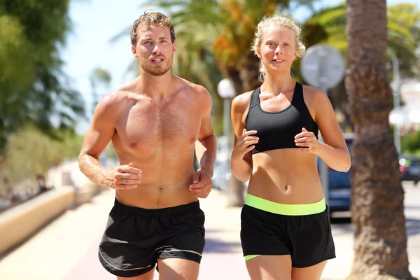 Pareja activa corriendo en la ciudad —  Fotos de Stock