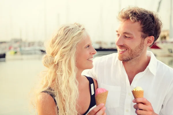 Casal feliz comer cone de sorvete — Fotografia de Stock