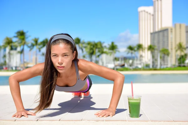 Mulher exercitando bebida smoothie vegetal — Fotografia de Stock
