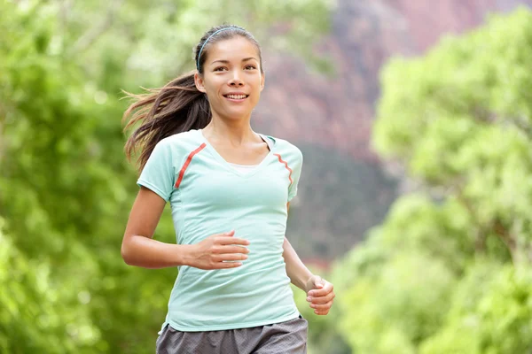 Attiva atleta femminile che fa jogging fuori — Foto Stock