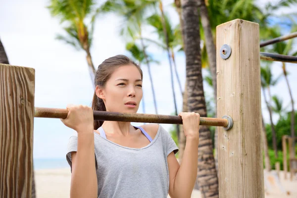Mujer fitness haciendo ejercicio en la barra de mentón — Foto de Stock