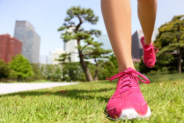 東京の公園でジョギングの女性 — ストック写真
