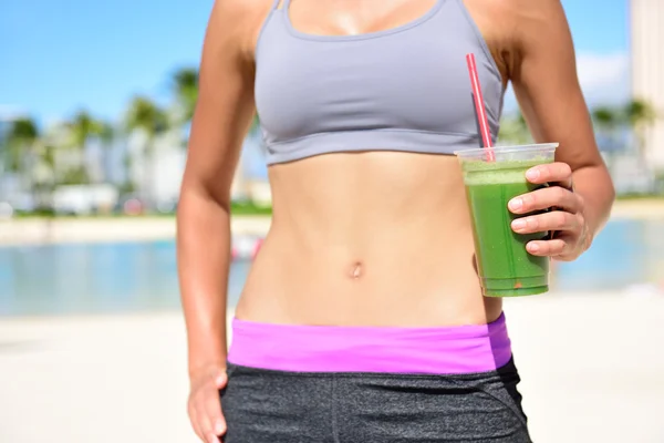 Frau trinkt grünen Gemüse-Smoothie — Stockfoto