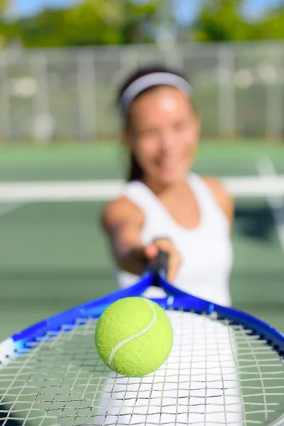 Mujer mostrando pelota y raqueta — Foto de Stock