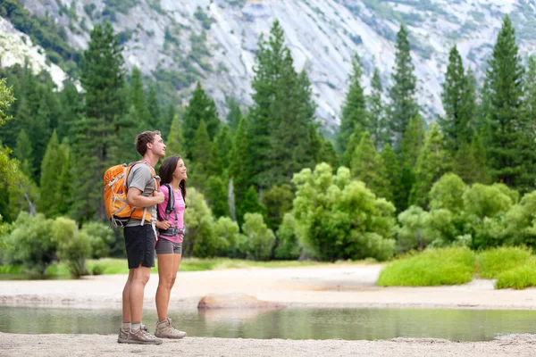 Piesze wędrówki ludzi na wycieczki w Yosemite — Zdjęcie stockowe
