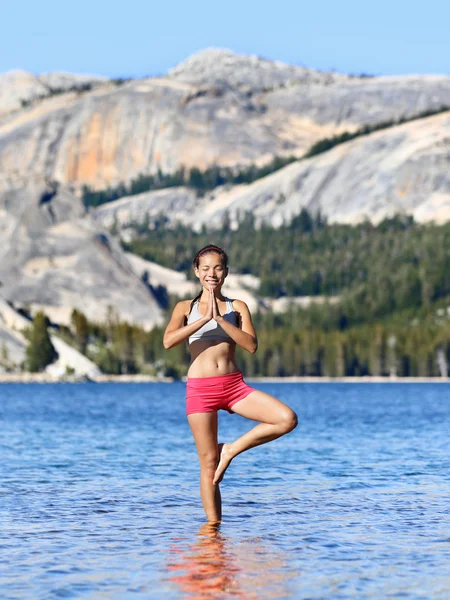 Woman meditating outdoors in yoga posture — Stock Photo, Image