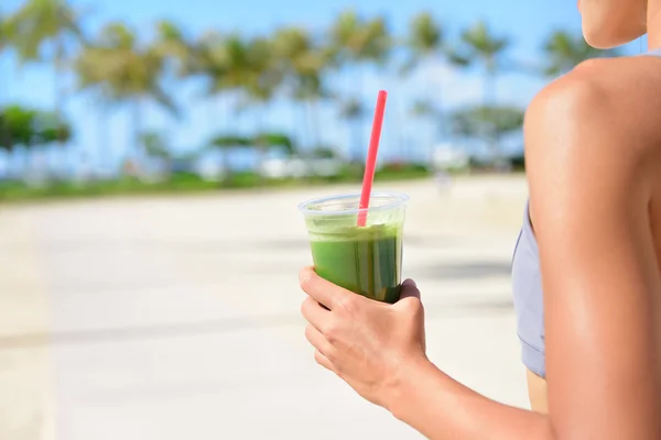 Mujer bebiendo desintoxicación limpiar smoothie — Foto de Stock