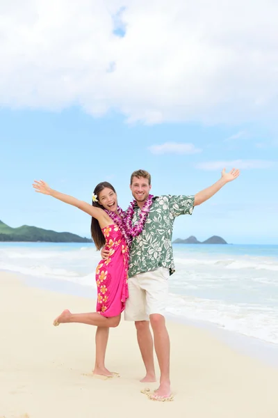 Couple having fun on beach — Stock Photo, Image