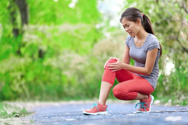 Knie letsel waarop vrouw sport — Stockfoto