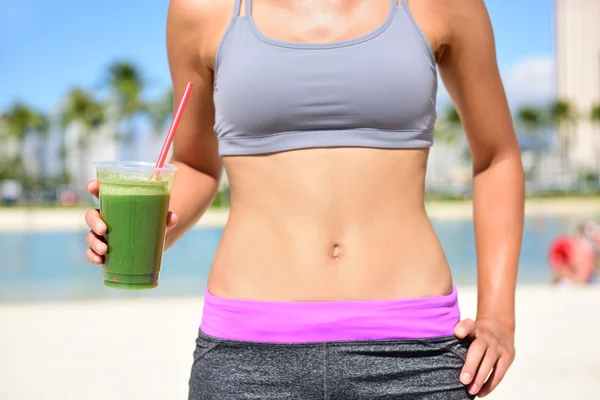 Fitness-Frau trinkt Gemüse-Smoothie — Stockfoto